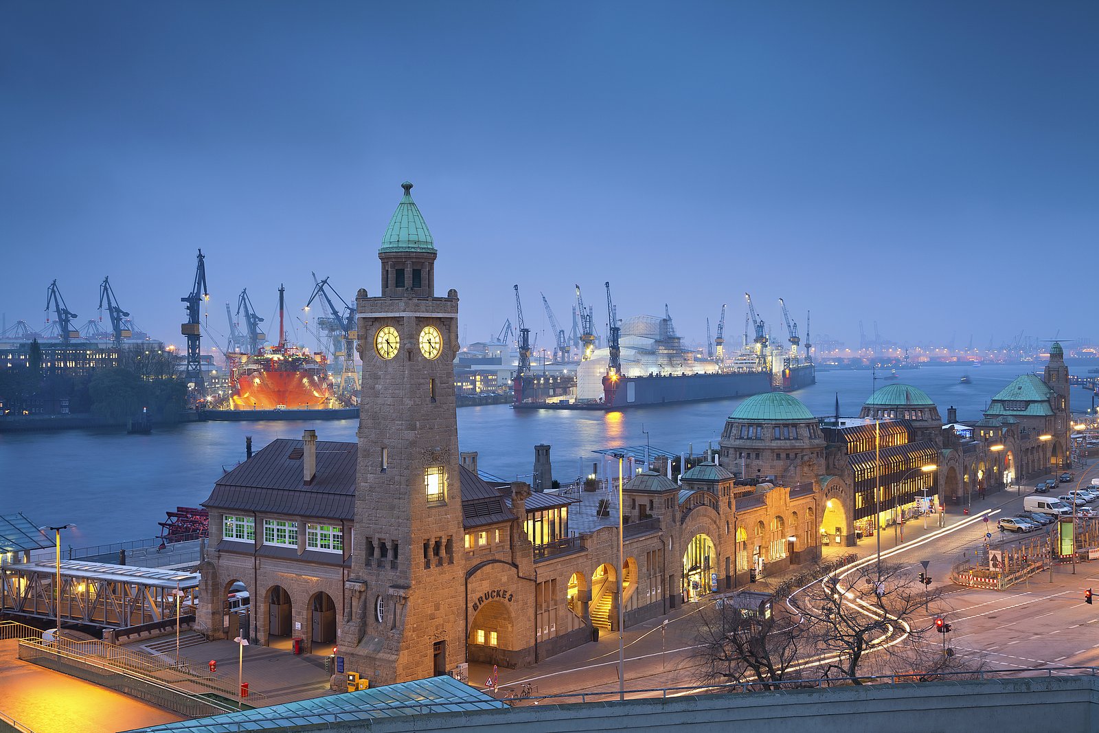 Modernes Webdesign-Konzept mit Hamburg-Skyline im Hintergrund Modernes Webdesign-Konzept mit Hamburg-Skyline im Hintergrund