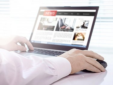 Professionelle Webdesigner bei der Arbeit in der Nähe