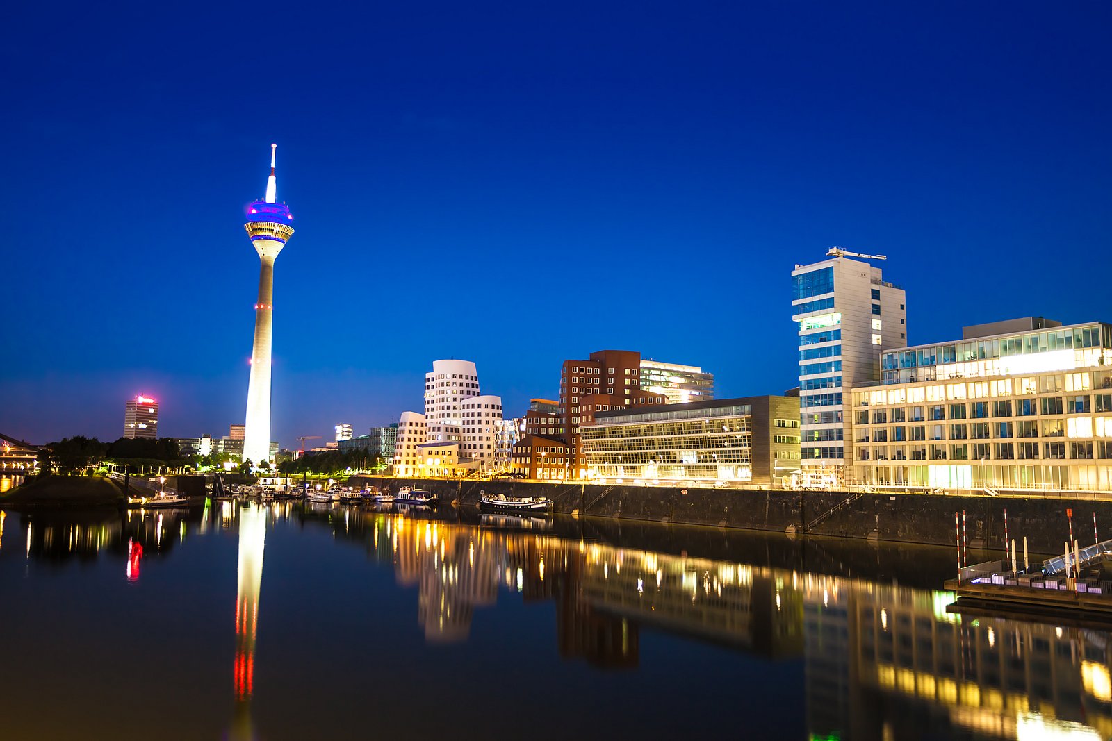 Modernes Webdesign-Konzept mit Düsseldorf im Hintergrund Modernes Webdesign-Konzept mit Düsseldorf im Hintergrund