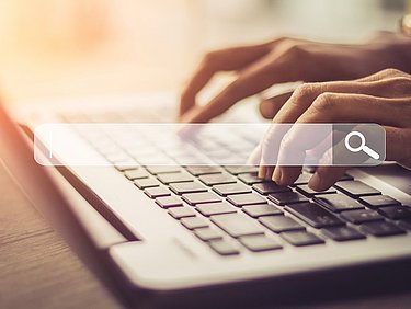 Symbolische Darstellung von Webdesign-Entwicklung in Sachsen