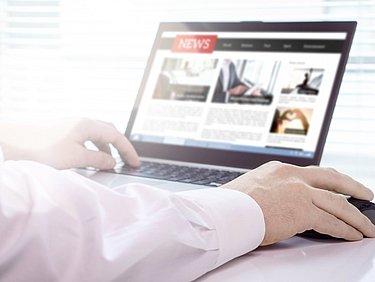 Bildschirm mit Webdesign-Projekt und Usedom im Hintergrund