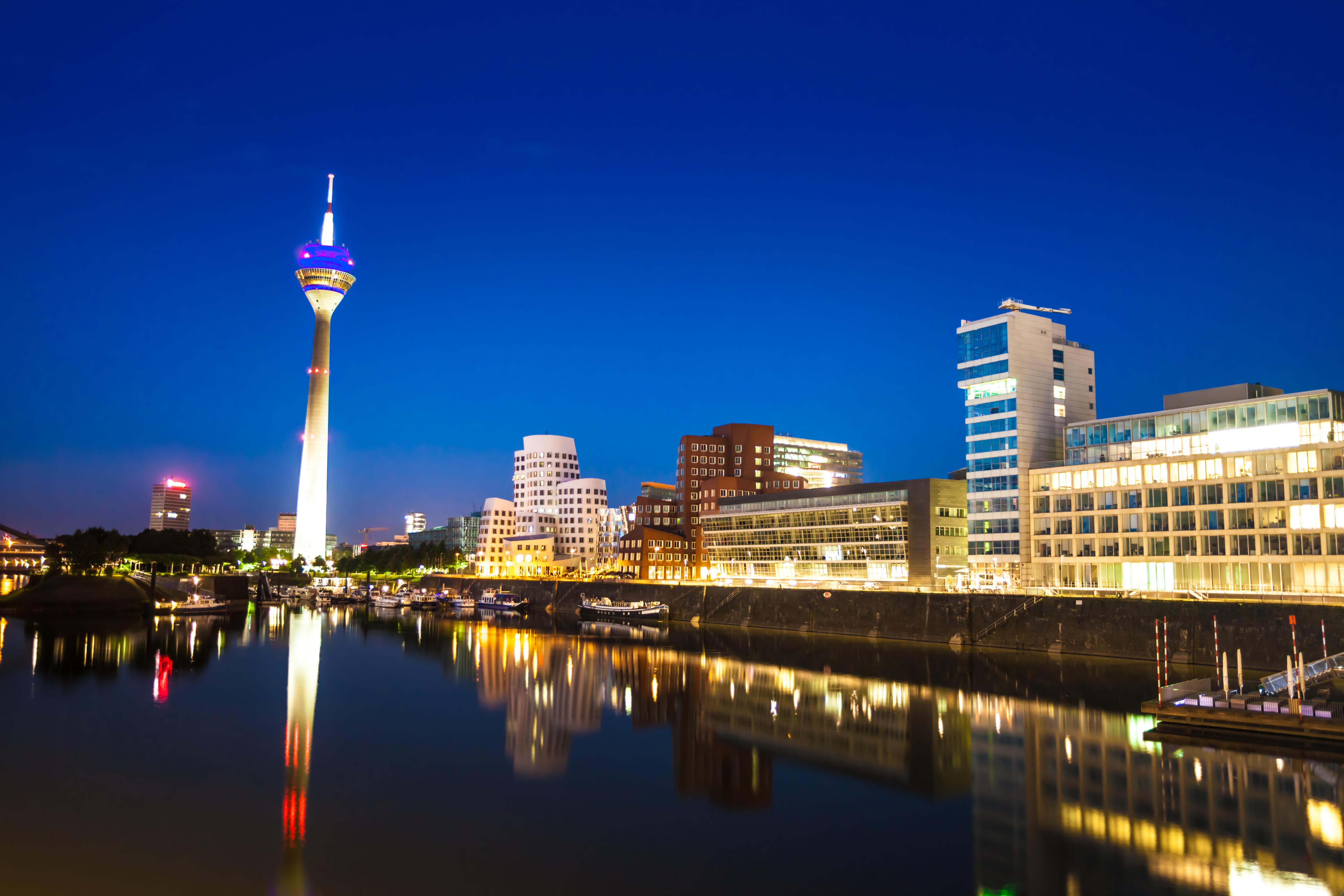 Modernes Webdesign-Konzept mit Düsseldorf im Hintergrund Modernes Webdesign-Konzept mit Düsseldorf im Hintergrund